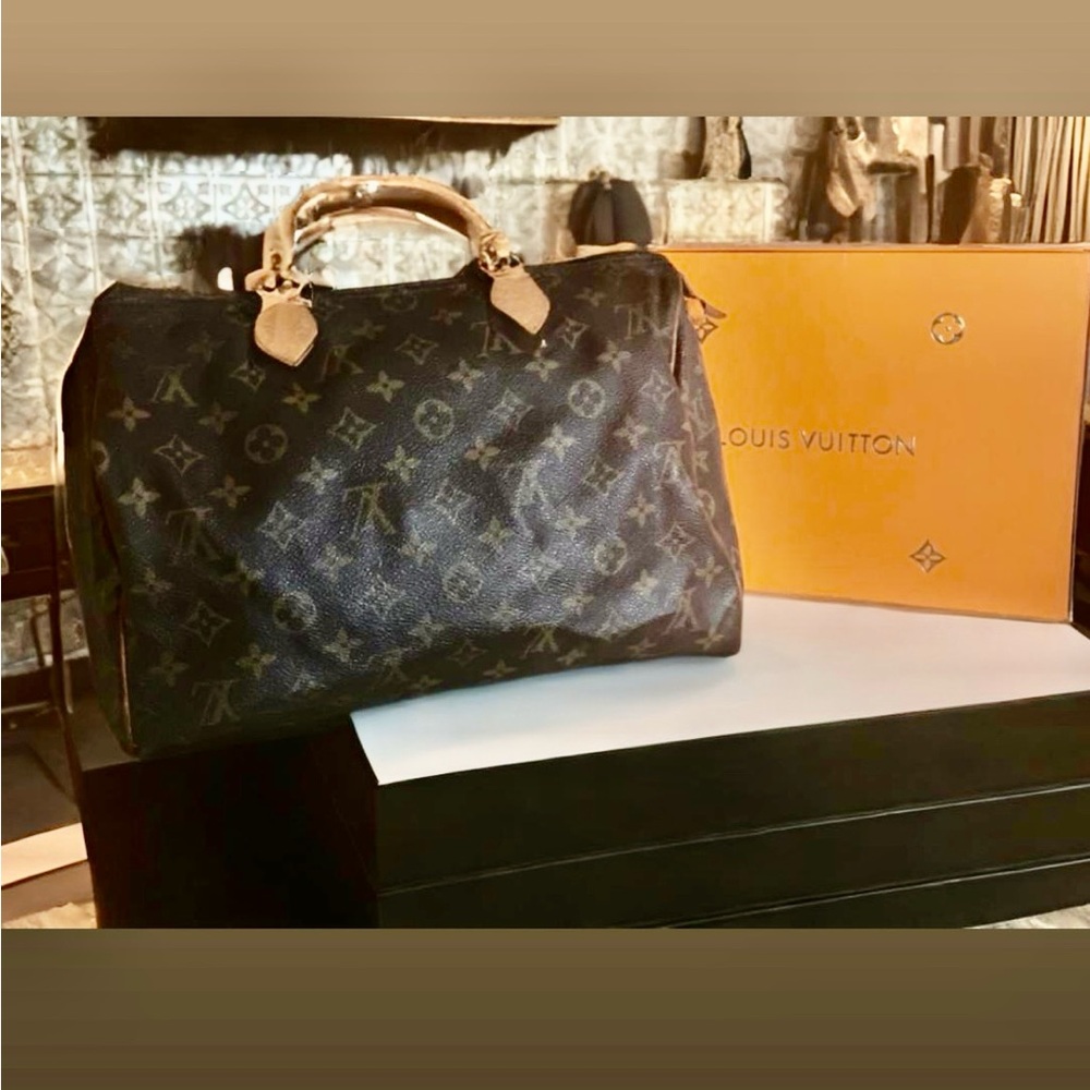 Louis Vuitton speedy 30 with lock no key. Zip top closure a single slip pocket.